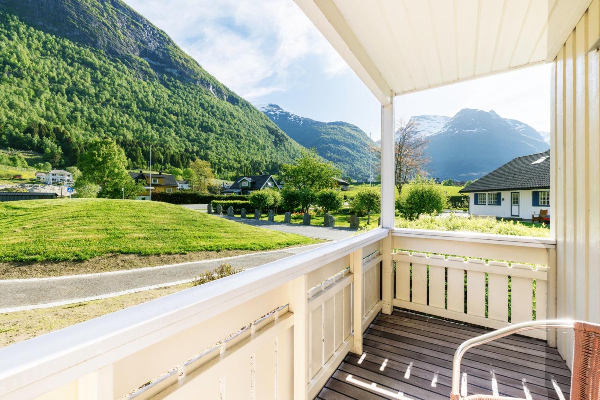 Hotel Loenfjord Loen Exteriör bild