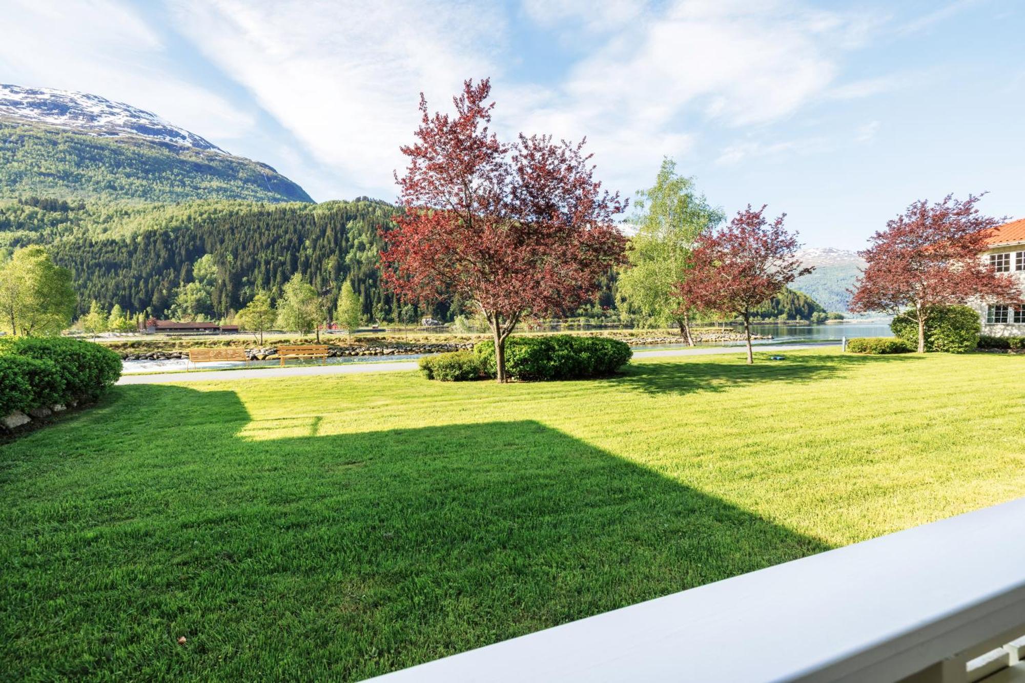 Hotel Loenfjord Loen Exteriör bild